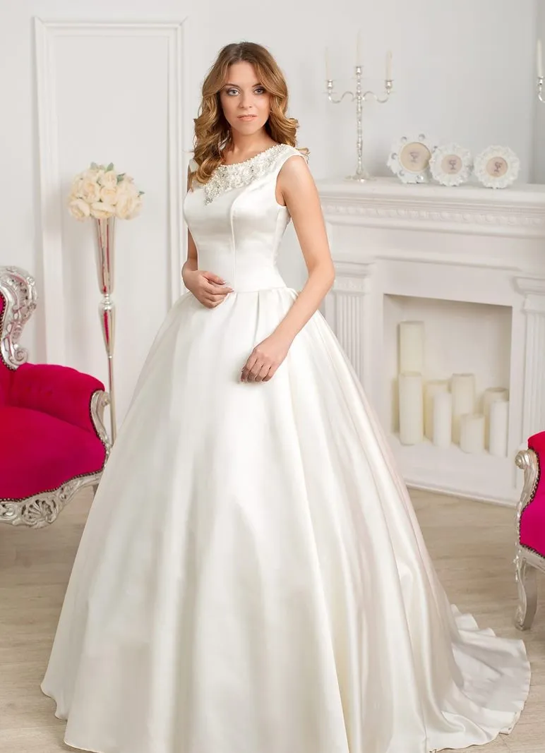 ---Palma – Classic style tailored wedding dress for a very traditional church wedding from the 2021 bridal collection--