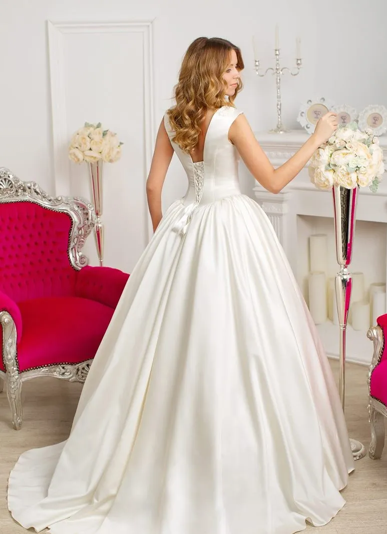 ---Palma – Classic style tailored wedding dress for a very traditional church wedding from the 2021 bridal collection--