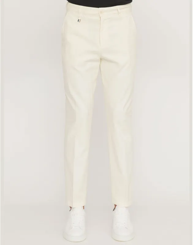 BOSS - Pantaloni chino a gamba affusolata in cotone elasticizzato