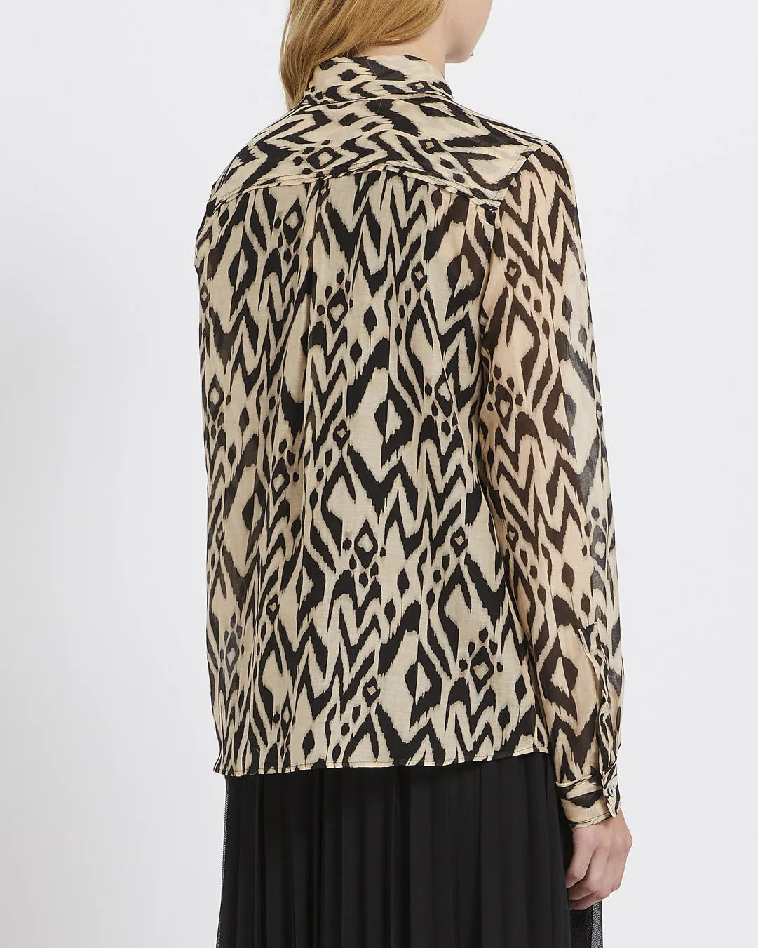 Camicia sfoderata in mussola di cotone e seta beige a motivo etnico nero con taschini applicati