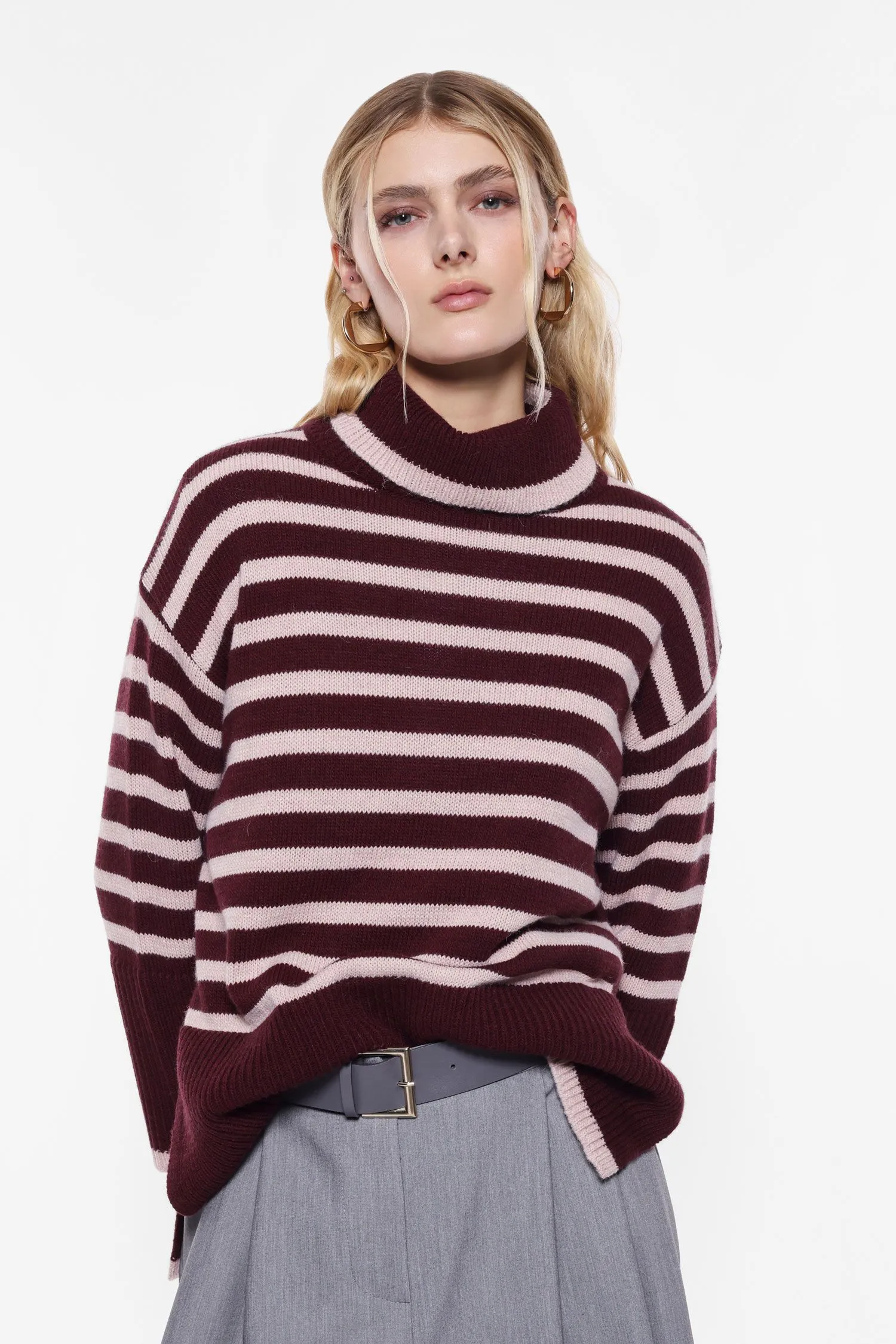   Maglione a righe con ampie maniche     
