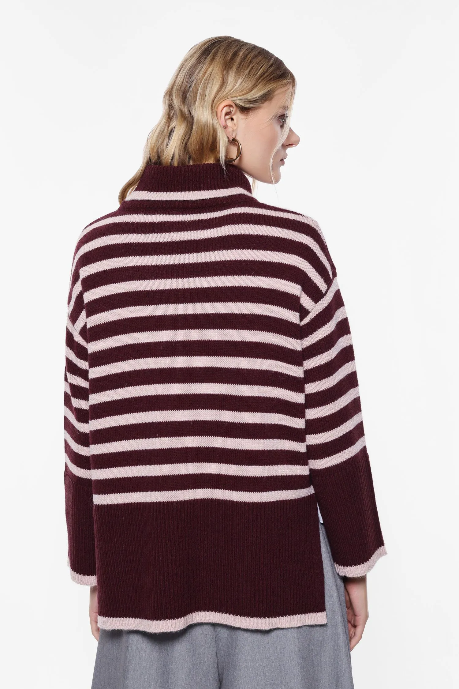   Maglione a righe con ampie maniche     