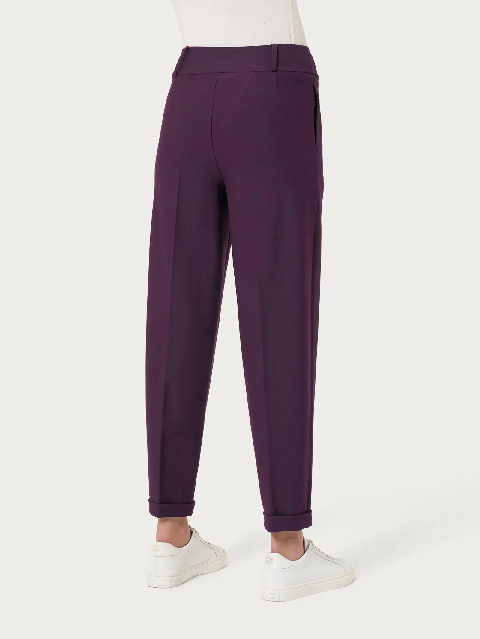 Pantalone a carota con tasche e pinces in Compact - Plum Perfect