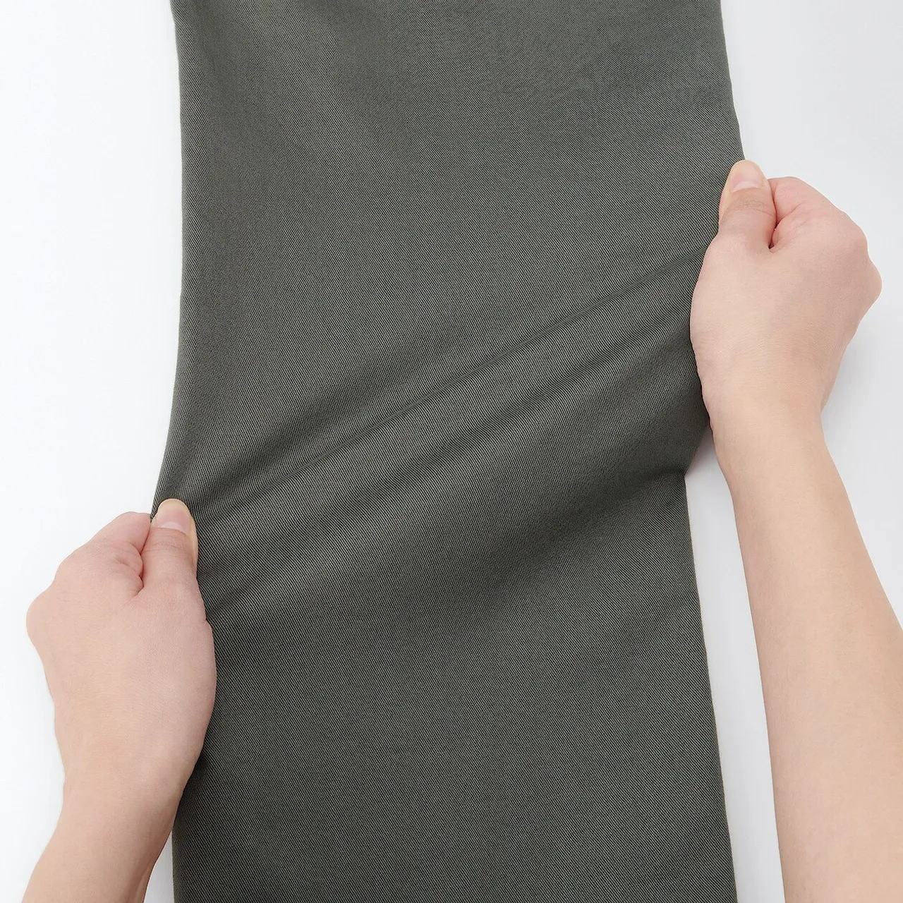 Pantaloni chino a gamba slim elasticizzati Nero..............